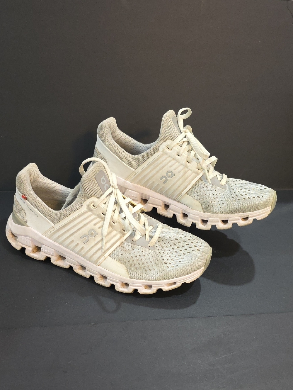 On Running Women's Athletic Shoes in Cream/Light Gray